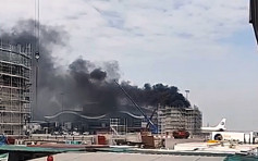 機場北衞星客運廊旁工地起火 濃煙沖天