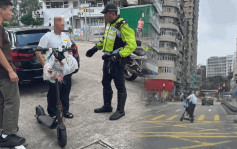 駕電動滑板車載女童油麻地街頭飛馳 警主動調查 六旬漢涉5宗罪被捕