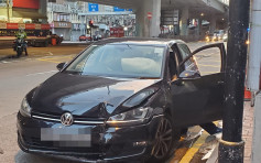 铜锣湾私家车失控撞栏 女司机轻伤送院