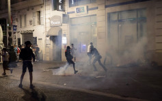巴黎圣日耳门输波 香榭丽舍大道爆警民冲突83人被捕