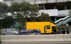 大埔公路近马场客货车翻车 交通挤塞