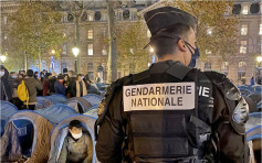 巴黎共和广场现难民帐幕城 警强拆放催泪烟驱散