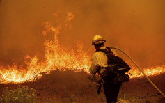 加州卡爾多山火持續 濃煙籠罩撤離車輛排長龍