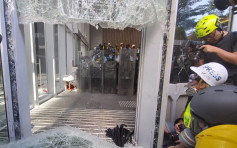 【七一回归】示威者铁笼车冲击立会撞毁玻璃门 警向黑衣人喷椒