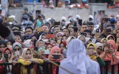 印尼亞齊最後一次公開鞭刑 民眾湧刑場圍觀拍照
