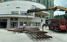 秀茂坪貨車鋼架飛出馬路  無人受傷