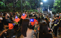 【修例風波】示威者唱反共歌曲 尖沙嘴警署外插「青天白日滿地紅旗」