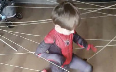 英國母子在家避疫 兒子扮蜘蛛俠母「織蜘蛛網」