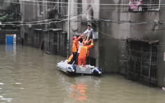 岳阳16名中考生被洪水围困 消防员推橡皮艇送上考场