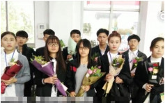河南學院鼓勵晨讀 首名入課室獲贈鮮花