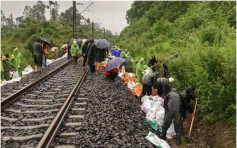 四川暴雨紧急疏散逾千人 18班列车延误和停驶　