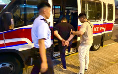 警青衣港铁站外截查可疑男  身藏K仔断正