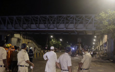 孟买行人天桥突倒塌 最少6死36伤
