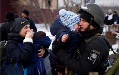 俄烏局勢｜哭搥父親頭盔拒分離 烏克蘭男童：只要爸爸