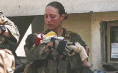 阿富汗局勢｜美軍女兵爆炸中身亡 抱當地嬰孩照片成最後身影