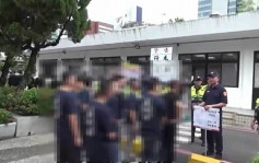 台北「万国帮」大老公祭  吊唁者穿帮派制服遭警举牌驱离