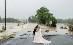 新人结婚被洪水困住须直升机救援 意外拍下史诗式结婚照