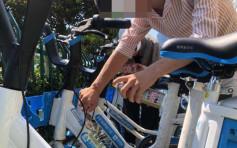 合肥男子在共享單車上張貼廣告  被「罰」清理200輛單車