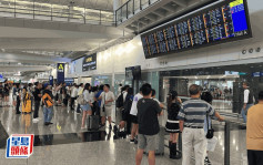 台风小犬︱机铁停驶 大批旅客滞留机场 议员批不理想：应安排附近酒店避难