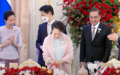 彭丽媛60大寿 泰国首相偕夫人送蛋糕祝福