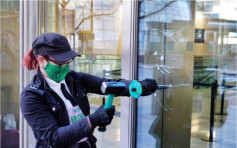 環團打爛巴克萊銀行倫敦總部玻璃抗議