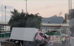 货车沙田马场对出自炒 司机送院现场交通一度挤塞