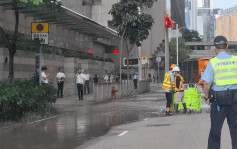 湾仔港湾道爆食水管 水务署全力抢修 争取明早繁忙时间重开行车线