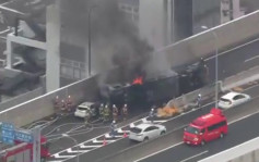 日本名古屋巴士翻侧起火 酿9伤其中2人心肺停止