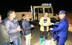 9名遊客被困新疆沙漠長達36小時 獲救後崩潰大哭