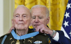 94歲韓戰老兵獲拜登頒授榮譽勛章 文在寅應邀出席