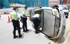 新蒲崗私家車失控撞欄四輪朝天 司機一度昏迷被困