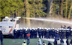 比利時千人集會抗議防疫措施 警出動水炮車驅趕