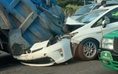 大埔私家車硬撼垃圾車 直插車底司機送院