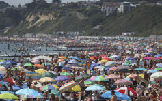 英国50万人逼爆般尼茅夫海滩 当局启动紧急应变措施