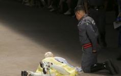 巴西26岁男模行天桥突倒地猝死 观众：还以为在表演