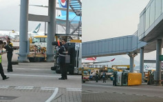 機場停機坪客貨車翻側 司機一度被困獲救
