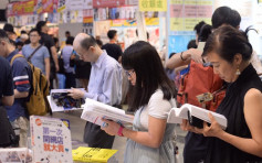 书展第二日人流渐增多 深圳家长花逾千元大手购英文图书