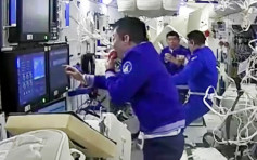 航天员太空享用新鲜苹果 打破只能吃冻乾水果现状