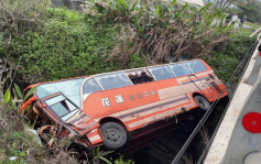 花莲巴士与私家车相撞翻落山坡 1死多人受伤