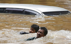 印尼雅加达爆发洪灾 逾千人逃离家园