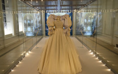 伦敦肯辛顿宫展出戴妃经典婚纱 展期至下年1月