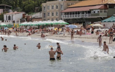 乌克兰南部敖德萨海滩重开 民众享受日光浴