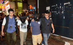 警方彌敦道拘8南亞男女 搜出照明彈彎刀等武器及毒品