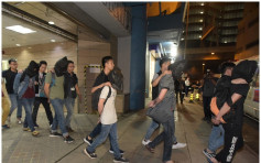 東九龍警區檢5.7萬隻色情光碟市值110萬 9名懷疑黑社會男子被捕