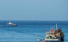 偷渡船突尼斯擱淺 75偷渡者被困10 天