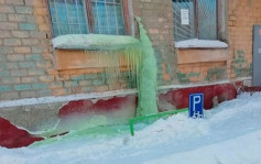 俄罗斯污染严重 积雪染绿天降「黑雪」