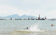 屯门蝴蝶湾趸船起火 水警轮救起10船员