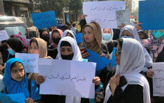 塔利班出爾反爾再關閉女校 女生上街抗議被驅趕