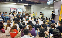 【修例风波】示威者聚太子站静坐 求港铁交出8.31天眼片段