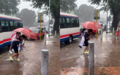 【维港会】红雨下校外现「大水氹」 校工涧水孭学生落车获激赞